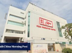 As autoridades de Hong Kong estão investigando a morte de um trabalhador de andaime que caiu de uma fábrica.