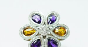 O que torna os diamantes coloridos de Boca Raton mais difíceis de encontrar do que os diamantes brancos?