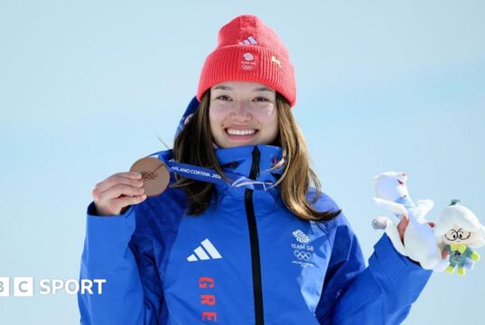 Jogos Olímpicos de Inverno de 2026: Zoe Atkin ganha bronze no halfpipe pela quinta medalha do Time GB.