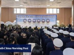 Homenagens foram prestadas a seis bombeiros que morreram depois que um caminhão bateu em uma montanha no centro da China.