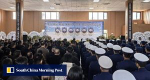 Homenagens foram prestadas a seis bombeiros que morreram depois que um caminhão bateu em uma montanha no centro da China.