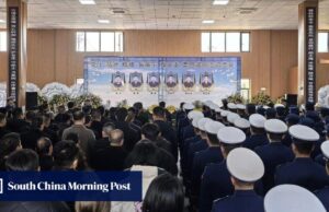 Homenagens foram prestadas a seis bombeiros que morreram depois que um caminhão bateu em uma montanha no centro da China.