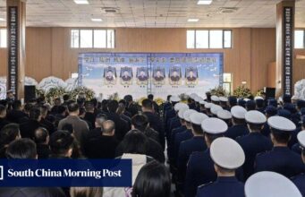 Homenagens foram prestadas a seis bombeiros que morreram depois que um caminhão bateu em uma montanha no centro da China.