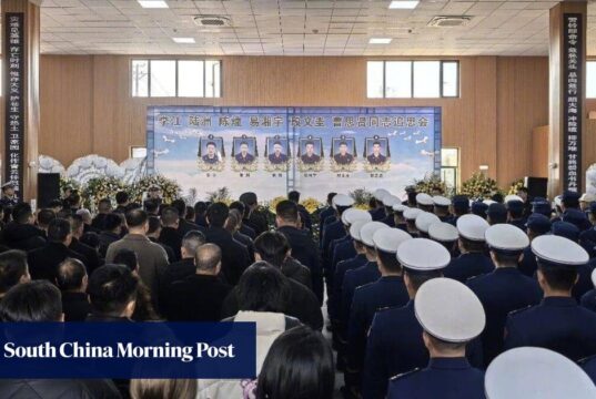 Homenagens foram prestadas a seis bombeiros que morreram depois que um caminhão bateu em uma montanha no centro da China.