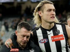 O técnico do Collingwood, Craig McRae, questionou a condição física de Jeremy Howe e Darcy Moore e emitiu um aviso a Bobby Hill.