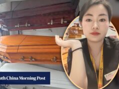 Uma mulher chinesa saiu da Europa para vender caixões, gerando 6 milhões de dólares por ano em vendas.