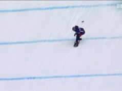 O telefone do adolescente toca durante o salto