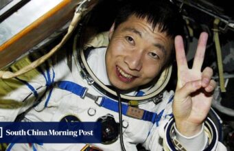 Yang Liu, o primeiro homem da China no espaço, aposentou-se oficialmente do serviço ativo.