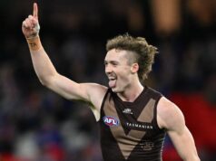 A oferta dos arquirrivais fracassa quando os jovens jogadores da AFL assinam novamente