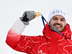 Loïc Meillard, da Suíça, esquiando alpino nos Jogos Milão-Cortina