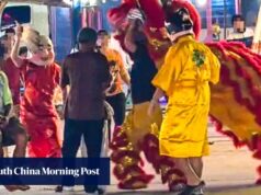 A polícia tailandesa ataca um ladrão desavisado vestindo uma fantasia de dança de leão.