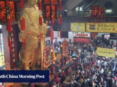 Apesar do aumento nas viagens ao exterior, as atrações de Hong Kong continuam inundadas de multidões.