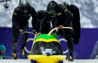 A equipe de bobsleigh da Jamaica abraça o legado de ‘Cool Runnings’ com Snoop Dogg