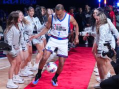 Ele quebrou brincando com os pés, mas não estava se saindo muito bem com as mãos