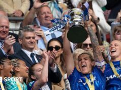 O renascimento da Copa da Inglaterra Feminina foi suspenso após críticas.