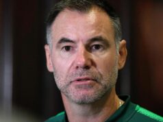 Um homem chamado Tracy ajuda Melicek a resolver um quebra-cabeça chinês