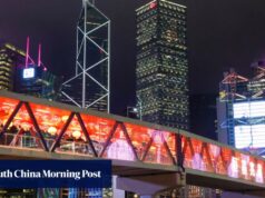 A passarela que liga o cais central de Hong Kong ao IFC está sendo fechada para demolição.