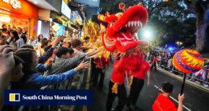 A ‘Festa Mundial’ em Hong Kong começou com um desfile de Ano Novo Lunar.