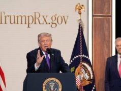 Mais de 50 líderes conservadores assinam carta opondo-se à codificação da política de preços de medicamentos de Trump.