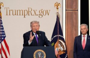 Mais de 50 líderes conservadores assinam carta opondo-se à codificação da política de preços de medicamentos de Trump.