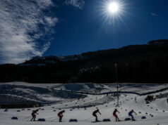 Os Huskies batem no gol da equipe de sprint para eliminar os atletas olímpicos na linha de chegada.