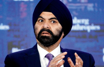 O presidente do Banco Mundial, Ajay Banga, visita o sítio arqueológico de Gurdwara, no Paquistão