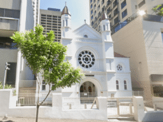 Um australiano foi acusado de crimes de ódio em uma sinagoga de Brisbane.