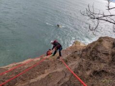 Dois surfistas foram resgatados. depois de ser varrido da praia do Cabo Kiwanda pelas correntes