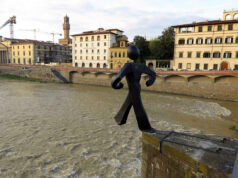‘Communis’ de Clet vandalizado na Ponte alle Grazie