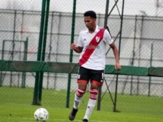 Gallardo tem os gols na reserva? O atacante nigeriano que estreou como titular e marcou na vitória sobre o Gimnasia de Mendoza