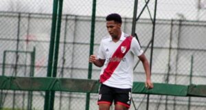 Gallardo tem os gols na reserva? O atacante nigeriano que estreou como titular e marcou na vitória sobre o Gimnasia de Mendoza
