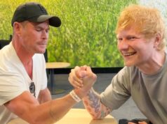 Ed Sheeran mostra seus poderes de super-herói em luta de braço com Chris Hemsworth