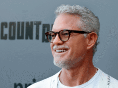 Ashton Kutcher, Nina Dobrev e Sam Levinson prestam homenagem