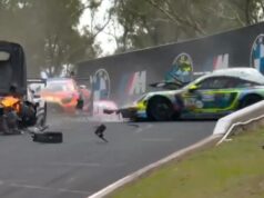 Um canguru foi atingido a 250 km/h e quando dois carros voltaram a circular, envolveram-se num acidente chocante.