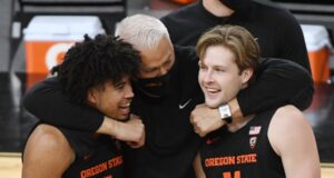 A Oregon State University se separou do técnico de basquete Wayne Tinkle.