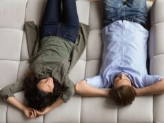 Sofá retangular masculino dos anos 1970 em formato de dunas gera debate acalorado