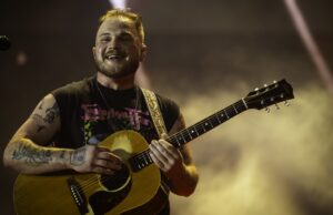 Zach Bryan choca os fãs com um convidado surpresa durante apresentação no Super Bowl