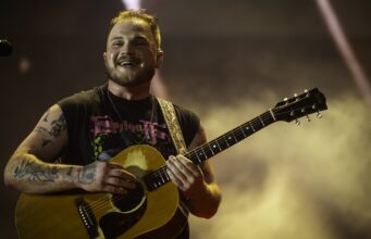 Zach Bryan choca os fãs com um convidado surpresa durante apresentação no Super Bowl