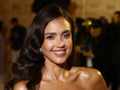 Jessica Alba surpreendeu com um biquíni fio dental com estampa de cobra em V profundo em um dia de praia