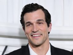 A estrela de ‘Love Story’ Paul Anthony Kelly e sua esposa dão as boas-vindas ao bebê