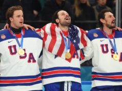 A reação dos Estados Unidos ao hino nacional após a medalha de ouro contra o Canadá se tornou viral.