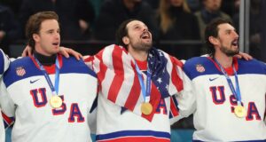 A reação dos Estados Unidos ao hino nacional após a medalha de ouro contra o Canadá se tornou viral.