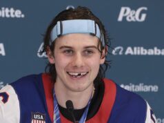 Jack Hughes, dos EUA, envia mensagem de duas palavras após o retorno da seleção olímpica de hóquei