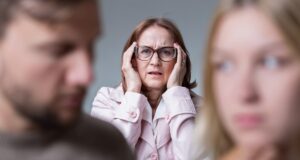 Mulher dá herança ao filho e fica chocada por ser chamada de ‘idiota’