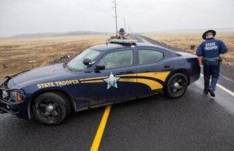 Os delegados do xerife do condado de Clackamas estavam perseguindo Felon, causando um acidente de três veículos na I-205, disseram as autoridades.