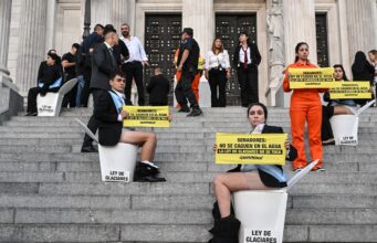 Ativistas pularam a cerca da lei das geleiras e foram presos Política El Intransigente