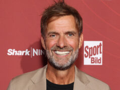 Jurgen Klopp mostra seu novo visual chocante enquanto a lenda do Liverpool se veste de cowboy para um festival alemão