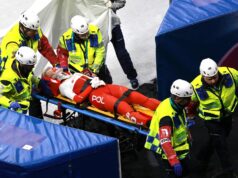 Momento aterrorizante: o patinador artístico das Olimpíadas de Inverno ficou coberto de sangue após ser cortado por seu oponente durante a corrida