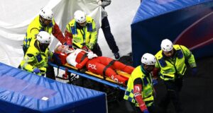 Momento aterrorizante: o patinador artístico das Olimpíadas de Inverno ficou coberto de sangue após ser cortado por seu oponente durante a corrida