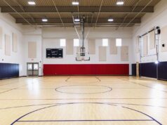 Um aluno da quarta série se torna viral por torcer pelos jogadores de basquete do ensino médio em sua própria ‘zona de mini-estudantes’ em todos os jogos